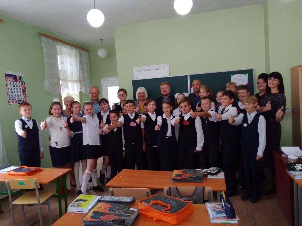 В гости – с подарками. Министр образования и науки ЛНР Иван Кусов и депутат Народного Совета ЛНР Светлана Гизай посетили образовательные организации Славяносербского района с приятной миссией – они передали детям и педагогам подарки