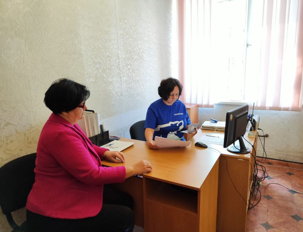 Активисты Краснолучского местного отделения партии «Единая Россия» оказывают содействие в приеме документов у граждан для оформления полиса обязательного медицинского страхования (ОМС)