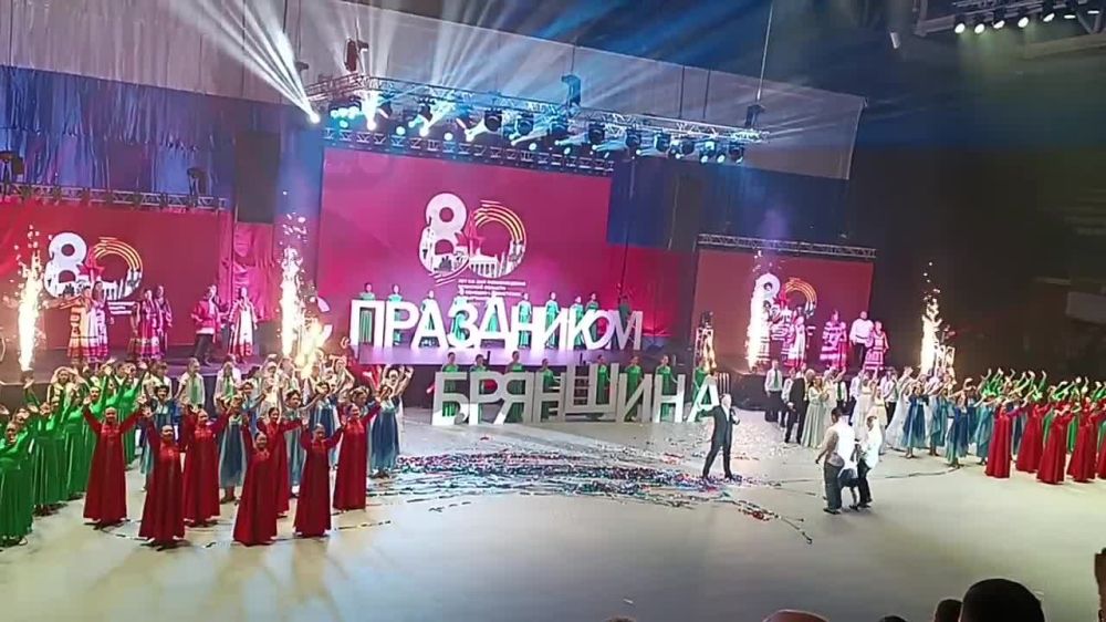 Евгений Морозов: Делегация города принимает участие в праздничных мероприятиях в городе-побратиме Брянске, а талантливые артисты, в числе которых и наша гордость - Евгений Сальников, поздравляют брянцев с главной сцены города