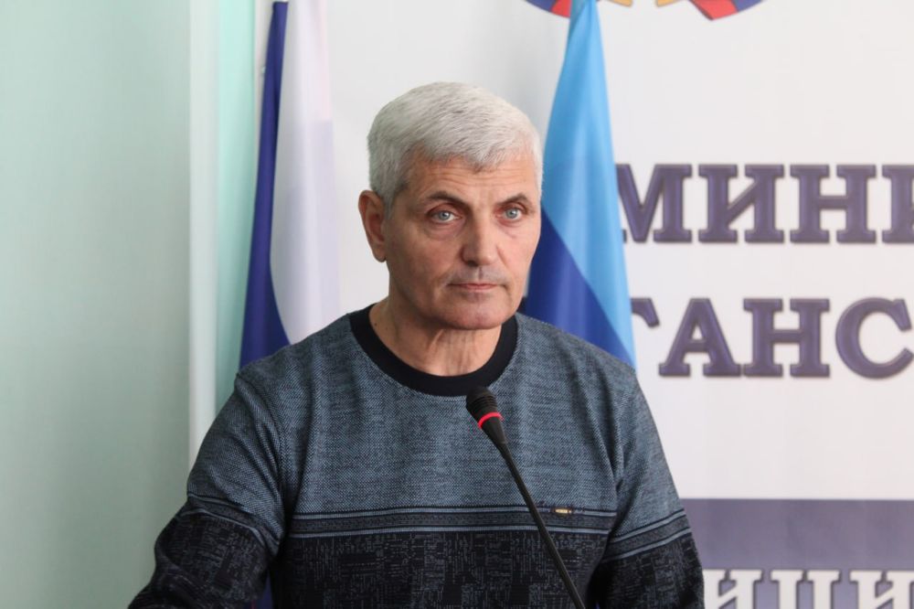 Председатель территориальной избирательной комиссии города Кировска Сергей Иваниенко вручил удостоверения новоизбранным депутатам Совета городского округа муниципальное образование город Кировск Луганской Народной Республики первого созыва