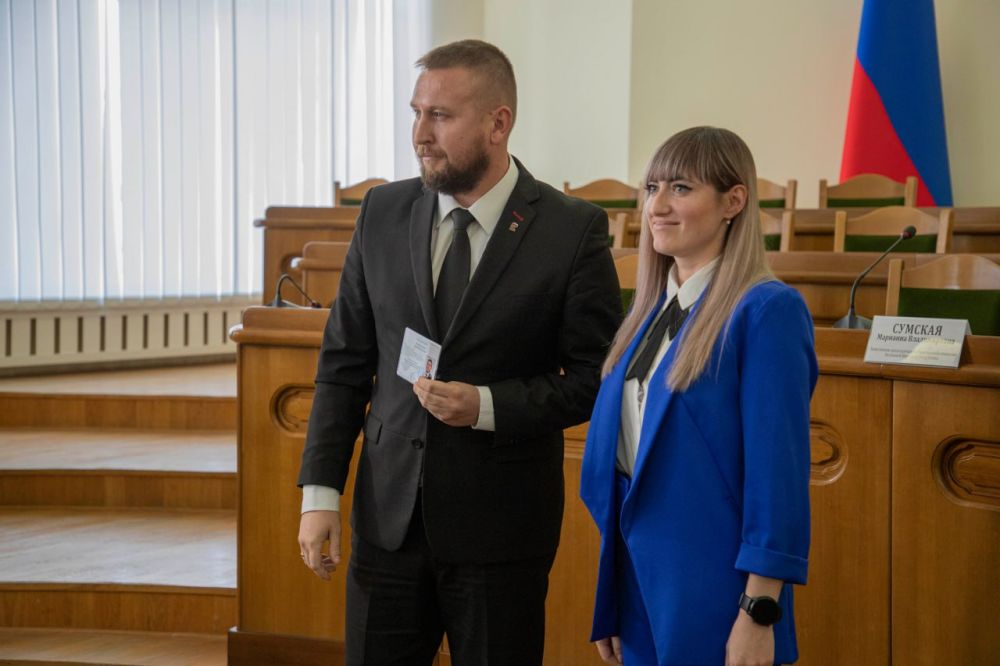 18 сентября Избирком ЛНР вручил удостоверения избранным депутатам Народного Совета Луганской Народной Республики первого созыва