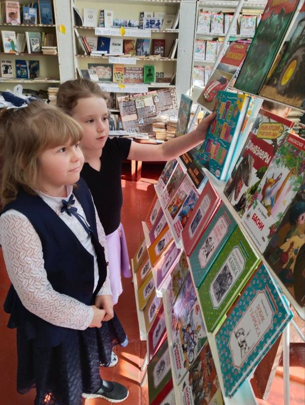 Стаханов получил художественную литературу для школьных библиотек