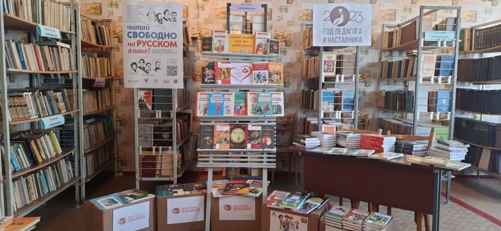 Стаханов получил художественную литературу для школьных библиотек