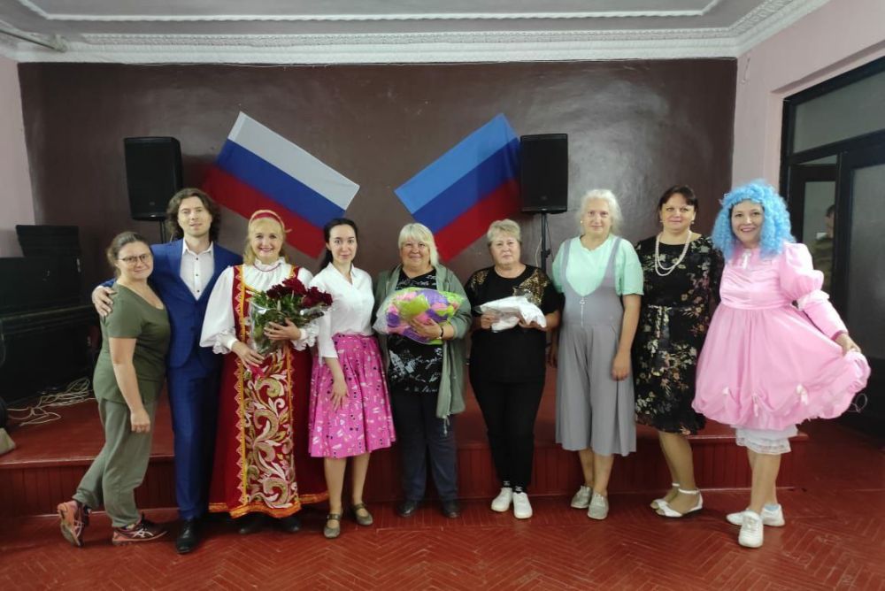 Временно-перемещенные лица, проживающие в Зимогорье, Родаково, Хорошем и Степовом, получили гуманитарную помощь, которую вместе с насыщенной концертной программой привезли для них артисты Долгопрудненского театра «Город» Московской области