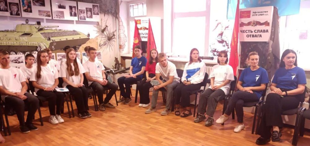 Алчевские активисты «Движения Первых» провели «Классную встречу» с Героем ЛНР Евгением Шаталиным