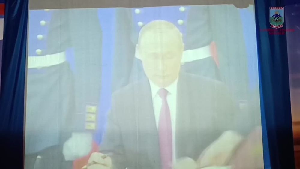 29 сентября в стенах Дворца культуры имени Октябрьской революции, под эгидой партии "Единая Россия", состоялась тематическая концертная программа "Донбасс - сердце России"