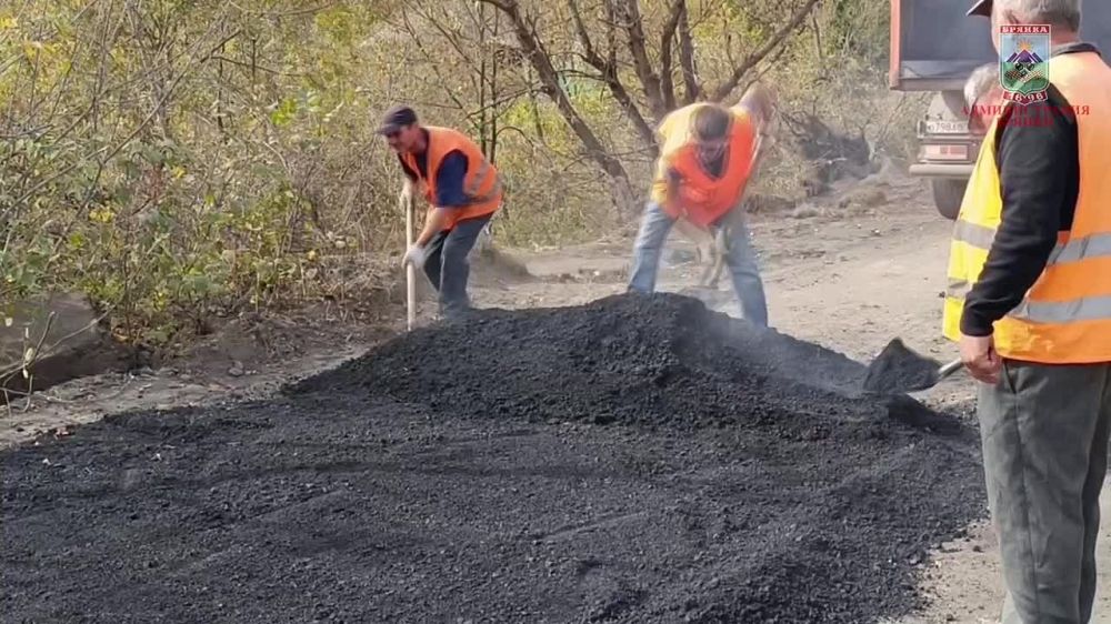 Евгений Морозов: Специалисты дорожного участка Муниципального унитарного предприятия "Комсервис" приступили к ремонту дороги на Анненском мосту