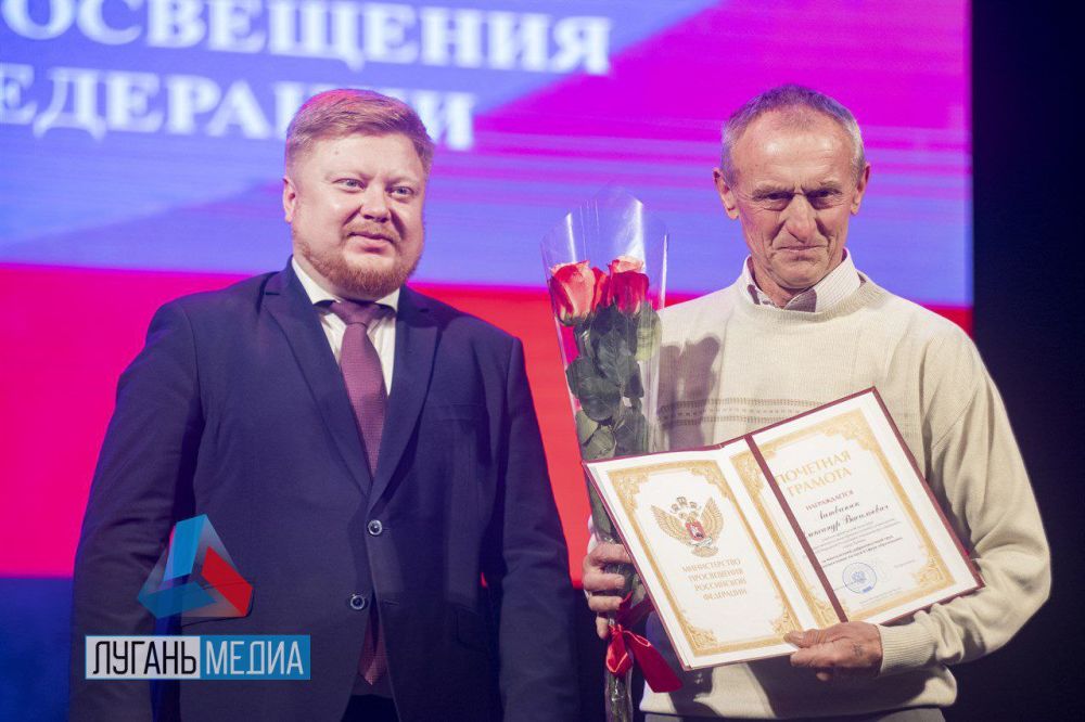 Евгений Морозов: Брянковчане в числе лучших! Почетной Грамотой Минпросвещения России награждён педагог по физической культуре Брянковский гимназии, тренер городской секции по лёгкой атлетике Александр Литвинюк