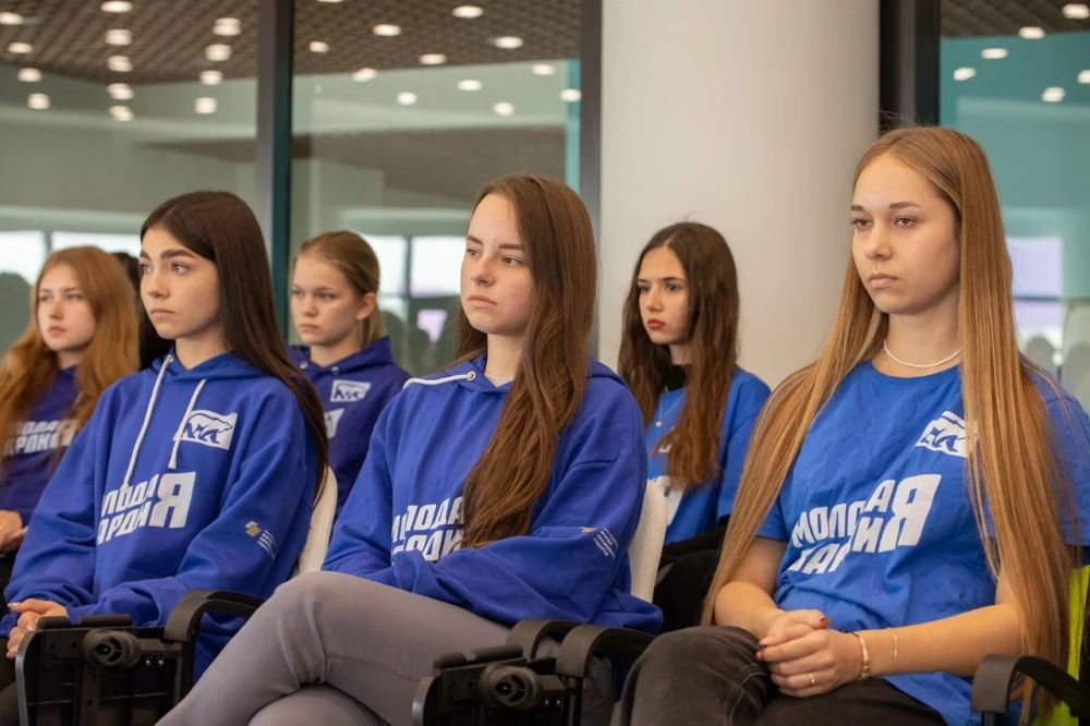 В Доме молодежи за круглым столом обсудили тему «Молодежь в современном мире: опыт работы и сотрудничество между молодёжными организациями», сообщили в Министерстве молодежной политики ЛНР