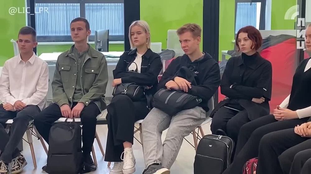 Участник всероссийского проекта "Твой Герой", врач-ординатор Луганского государственного медицинского университета Андрей Самойлов провел мастер-класс по оказанию первой медицинской помощи для школьников в Луганском доме молодежи