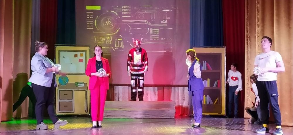 В Городском центре культуры и досуга города Ирмино прошло театрализованное представление «Учитель, ты даришь свет!», посвященное Дню учителя
