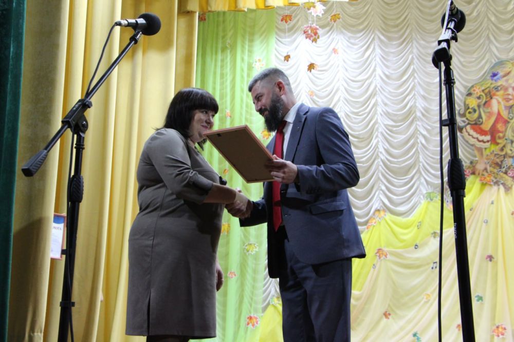 В Меловском Центральном Доме Культуры состоялся праздничный концерт, посвящённый ко Дню учителя