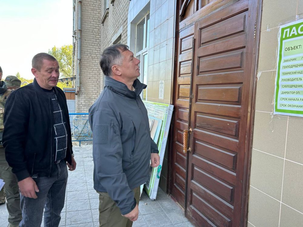 Марат Хуснуллин с рабочей поездкой побывал в ЛНР. Заместитель председателя правительства РФ Марат Хуснуллин с рабочей поездкой посетил ЛНР. Он осмотрел восстановленное жилье и провел совещание по социально-экономическому развитию региона