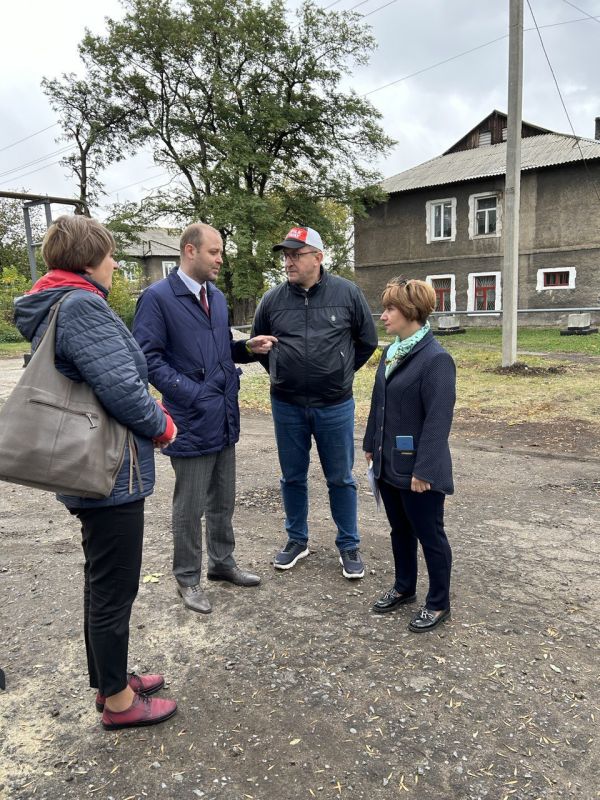 Зампред Правительства Омской области и первый замминистра образования и науки ЛНР проверили готовность образовательных организаций города Ирмино к отопительному сезону, сообщили в МОН ЛНР