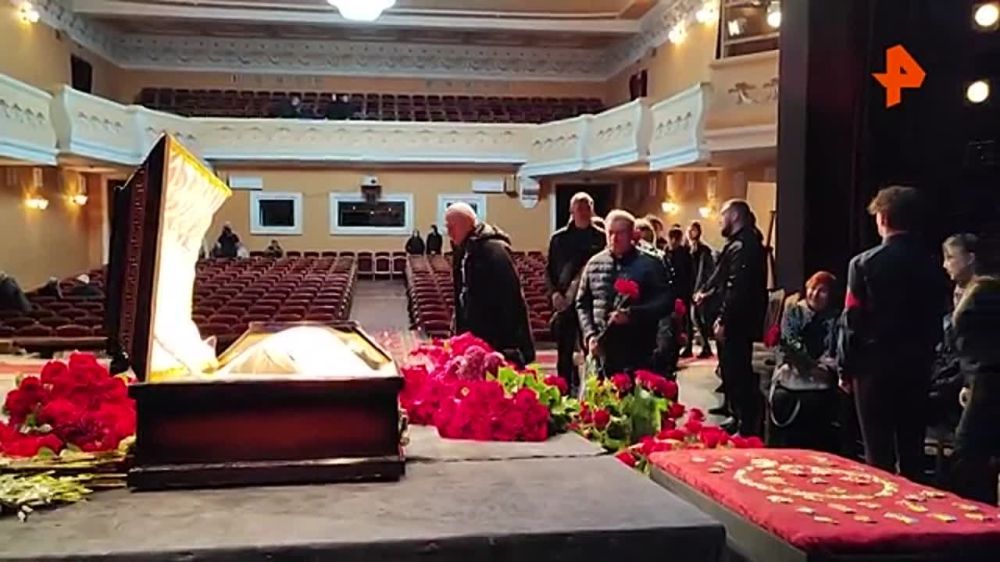В Луганске простились с заслуженным деятелем искусств РФ, народным артистом ЛНР Михаилом Голубовичем