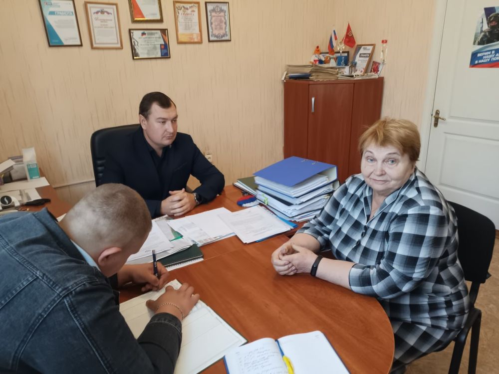 Депутаты Народного Совета ЛНР проводят приемы граждан и встречи с населением с целью аккумулирования и поиска решения проблемных вопросов жителей республики, а также передают гуманитарную помощь