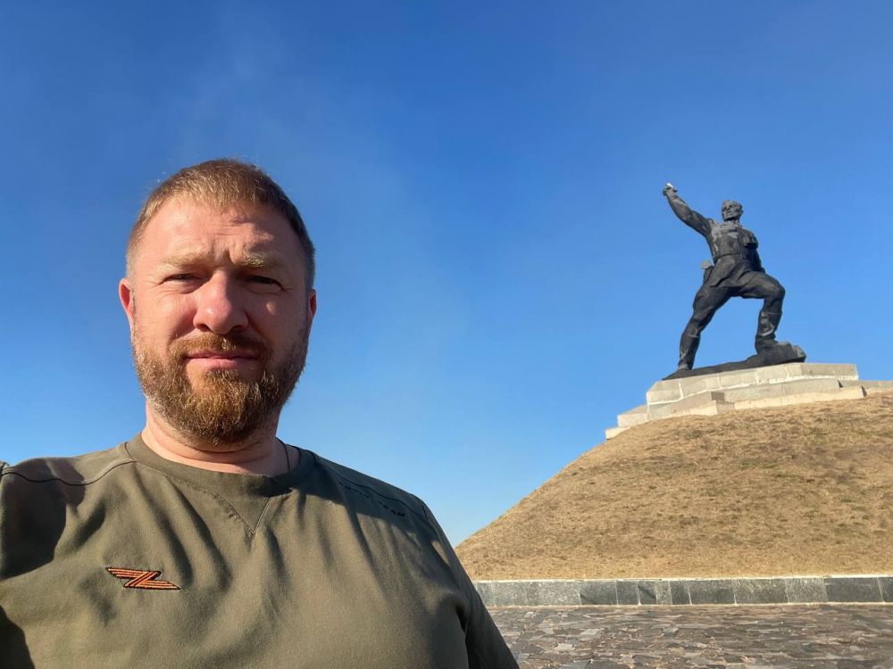 «Комбат», который погиб, поднимая бойцов в контратаку – Александр Малькевич посетил памятник Алексею Еременко в ЛНР