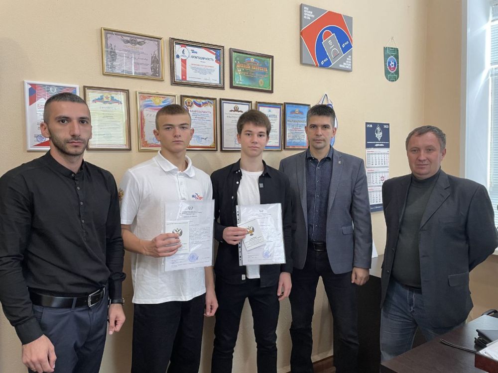 Алчевский кикбоксер получил значок КМС Алчевскому спортсмену Регионального отделения ООО «Федерация кикбоксинга России» в...