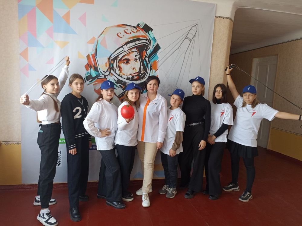 18 октября активисты "Движения первых" ГОУ ЛНР "Миусинская школа №19" отправились в начальную школу, чтобы выполнить своё первое дело "Перемена первых"