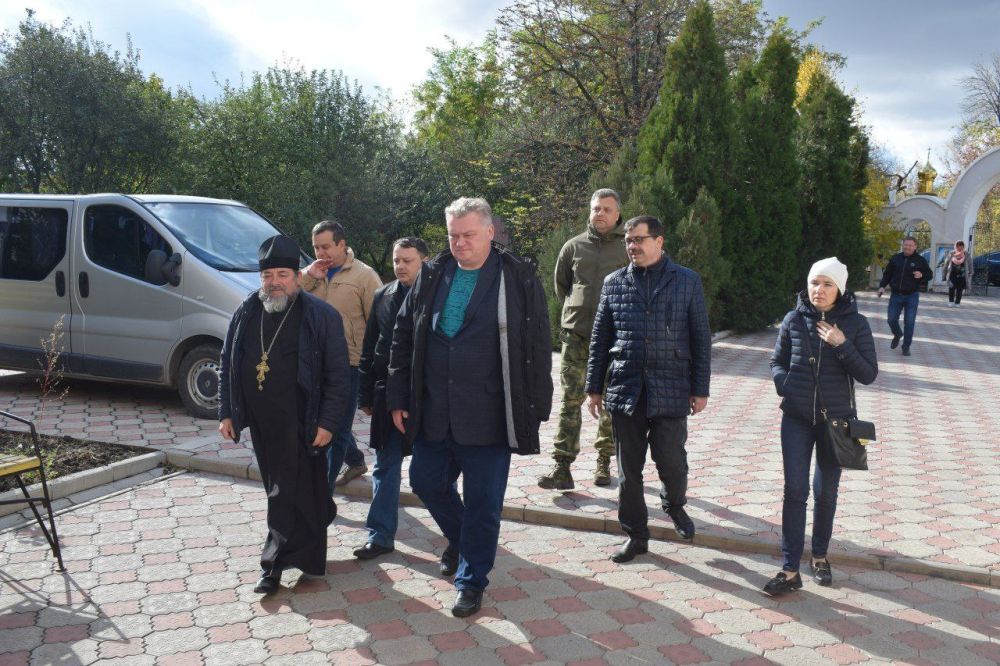 Сергей Колягин: В рамках визита делегации из Калужской области в город Первомайск 17 октября текущего года, представители региона-шефа во главе с министром внутренней политики Калужской области Олегом Калугиным посетили православные храмы города