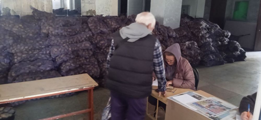 Сергей Колягин: В городах Горское и Золотое уже производится выдача картофеля, который был на днях доставлен в город Первомайск из Брянской области в качестве гуманитарной помощи