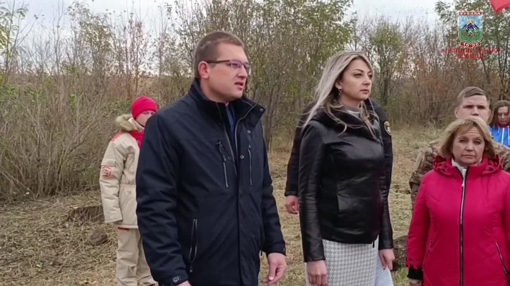 В преддверии Международного Дня Белых Журавлей в Брянке провели митинг, посвященный памяти героев, отдавших свои жизни за свободу Донбасса, погибших в годы ВОв и в период проведения специальной военной операции