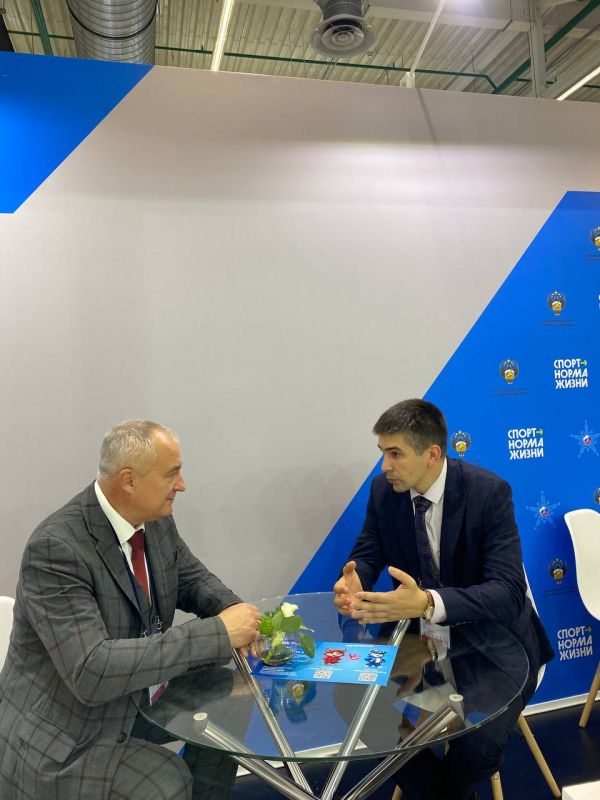 Министр спорта ЛНР Олег Шеренешев на полях Международного спортивного форума «Россия - спортивная держава» в Перми провел рабочую встречу с коллегой из Калужской области - министром спорта региона Олегом Сердюковым