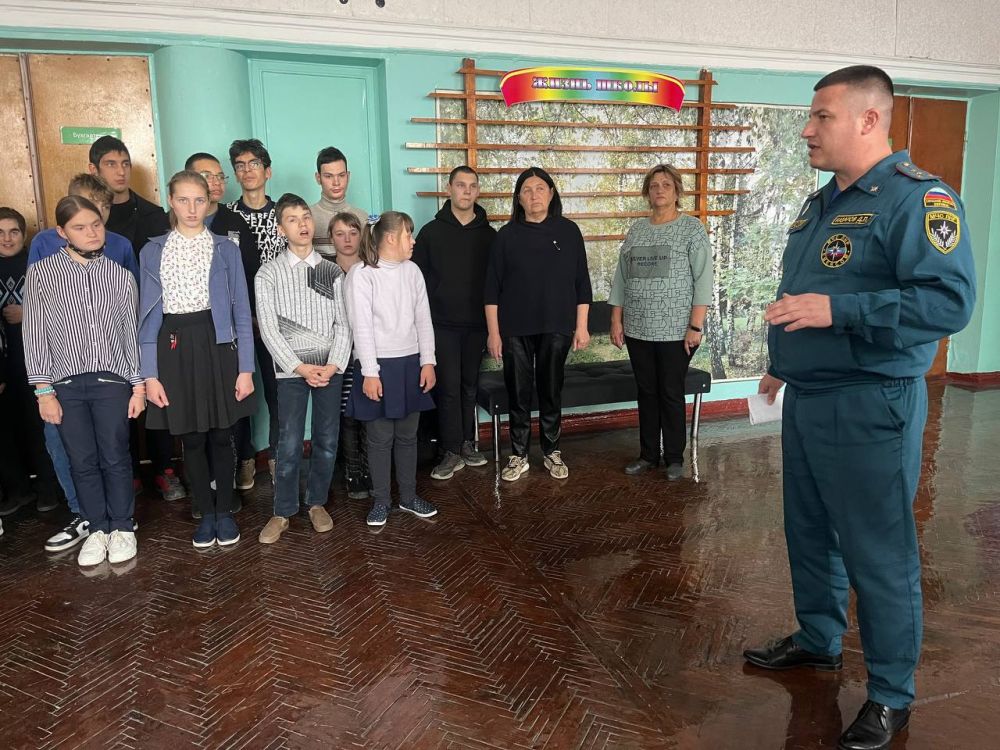 Стахановские спасатели посетили школу-интернат