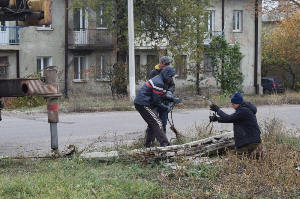 Сергей Колягин: Сотрудники муниципального унитарного предприятия «Комбинат коммунальных услуг города Первомайска» выполняют мероприятия по замене поврежденных опор линий электропередач наружного освещения на территории города Первомайска