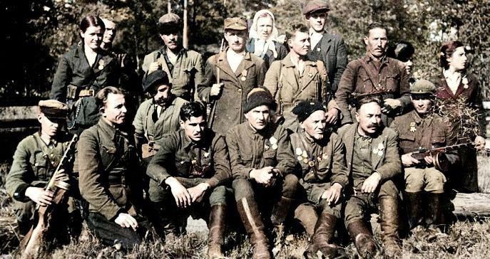 27 ������� 1942 ���� ������������ ���������� ��� ������������� �.�. ������� � �.�. �������� ������ 700-������������ ���� �� ����� ����� �� �������� ����� �� ������������� �������