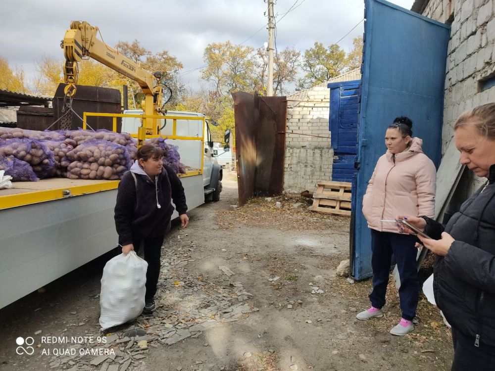 В г. Зимогорье провели выдачу гуманитарного картофеля многодетным семьям