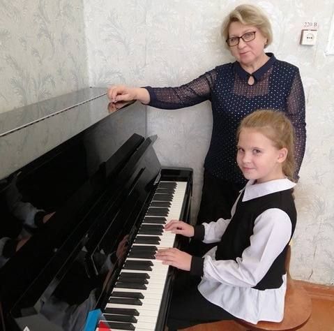 Президентский фонд культурных инициатив передал два акустических пианино детской школе искусств (ДШИ) № 1 Стаханова