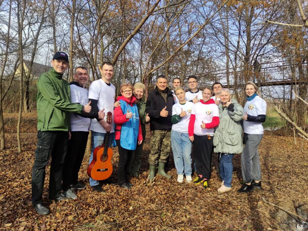 Леонид Пасечник вместе с молодежью убрал берег реки Ольховой