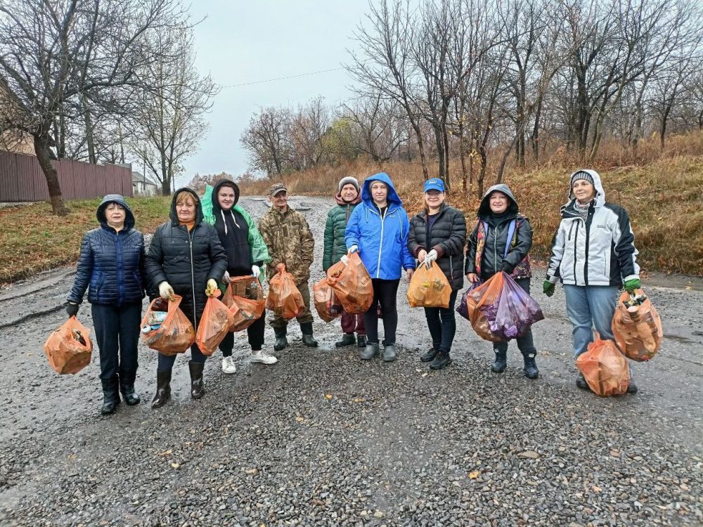 28 октября в рамках акции по благоустройству "Экологическая среда", инициированной Леонидом Пасечником, во всех ОПОЖД подведомственных Администрации Красного Луча кипела работа