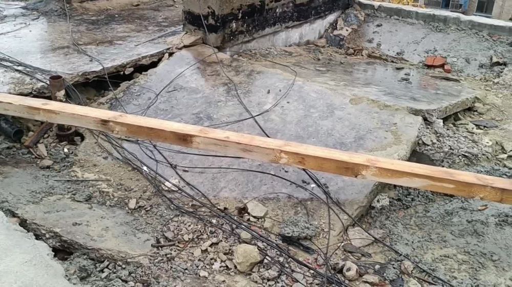 Евгений Морозов: Одна из критичных ситуаций с ремонтом кровли д. 51 микрорайона 4. В результате нарушений ещё при...