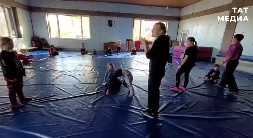 Евгений Варакин и сенатор от ЛНР вручили подарки юным спортсменам из Лисичанска