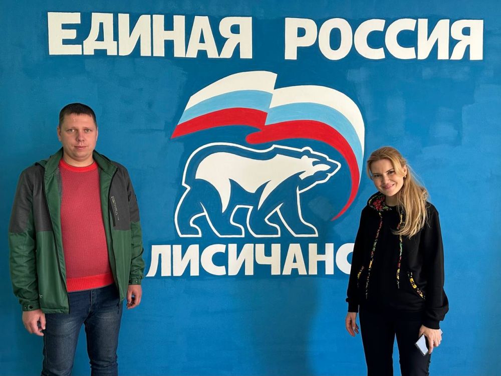 Дарья Лантратова: В Лисичанке коллеги пригласили заехать в местное отделение Единой России — на входе яркий баннер, подхожу ближе и понимаю, что это настенный рисунок! Нарисовала его местная школьная учительница, волонтер детской художественной школы