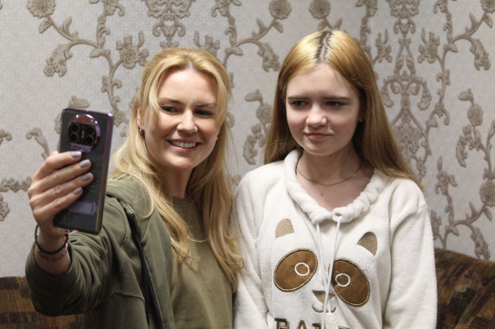 Сенатор Российской Федерации Дарья Лантратова и Глава муниципального образования городской округ город Кировск Виктория Сергеева встретились с жительницей Кировска, которой оказана помощь в приобретении медикаментов