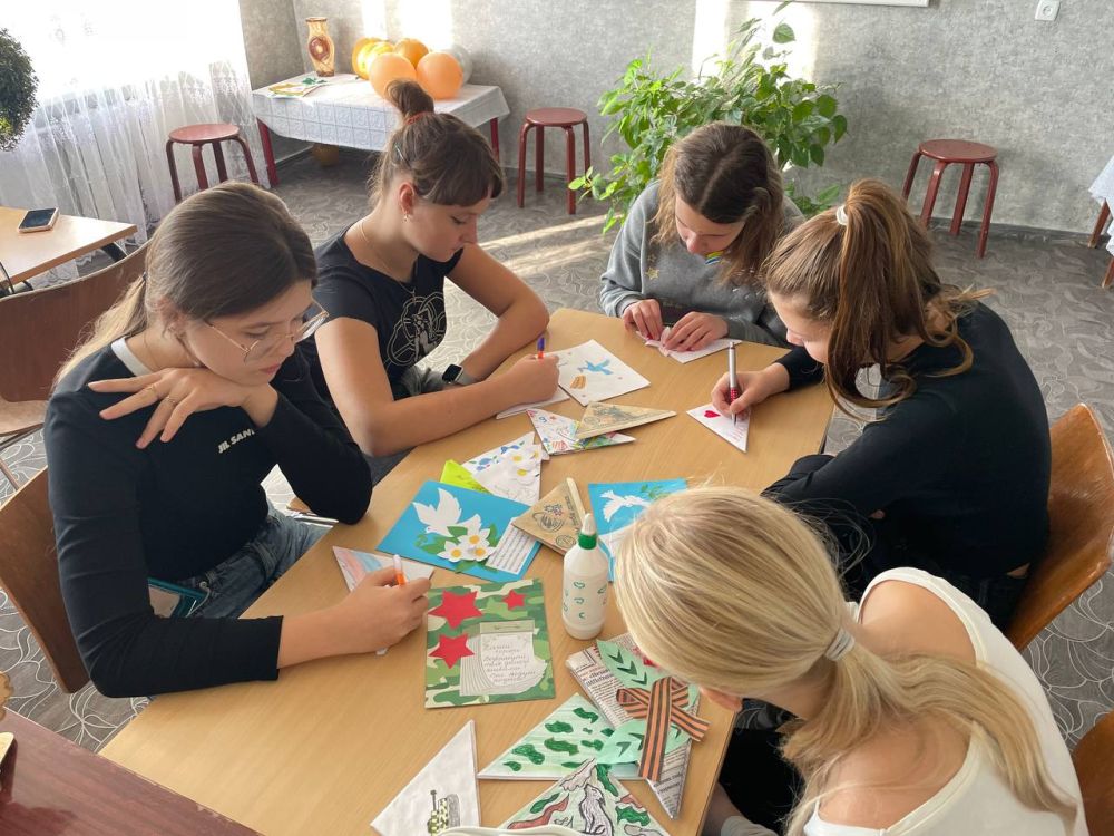 Обучающиеся ГОУ ЛНР «Миусинская школа №19» приняли активное участие во Всероссийских акциях «Письмо солдату», а также «Подари тепло солдатам»