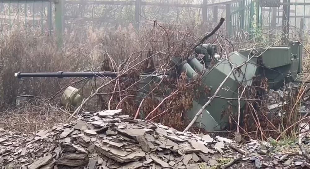 Глава Республики Коми Владимир Уйба во время визита в зону СВО передал бойцам квадроциклы и гуманитарную помощь, а также вручил отличившимся воинам государственные награды;