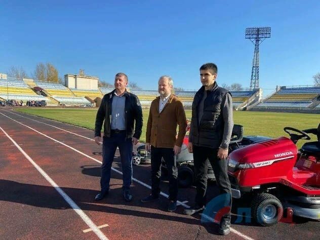 ЛНР. Республиканский стадион получил спецтехнику от Президентского фонда культурных инициатив «Республиканский стадион...