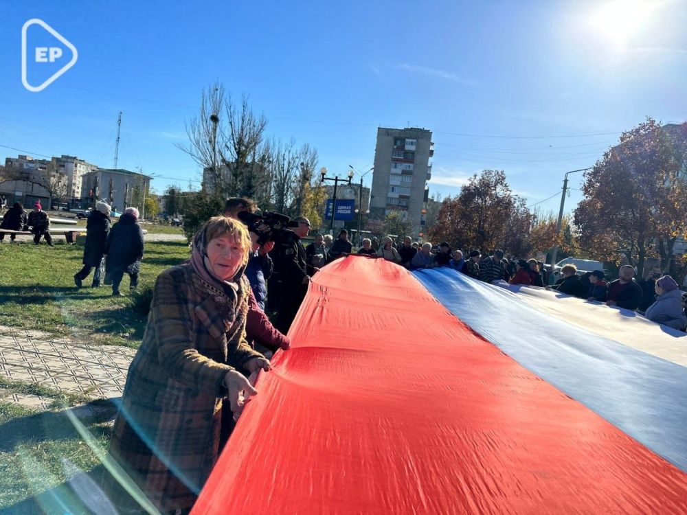 Вот такой 100-метровый триколор ко Дню народного единства развернули в Лисичанске