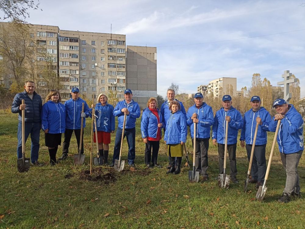 Активисты Первомайского местного отделения партии «Единая Россия» высадили молодые дубы в преддверии Дня народного единства