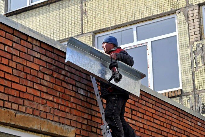 ЛНР. Жители новых регионов начнут платить взносы на капремонт жилья лишь с 2026 года Жители многоквартирных домов в новых регионах начнут платить взносы на капитальный ремонт жилья лишь с 1 января 2026 года