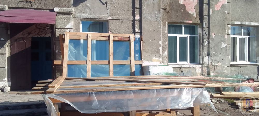 В городе Новодружеске ремонтируют здание школы