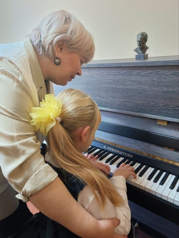 Сергей Колягин: При содействии Президентского фонда культурных инициатив в этом году в Первомайской школе искусств появились два новеньких фортепиано для проведения занятий музыкой и организации образовательного процесса