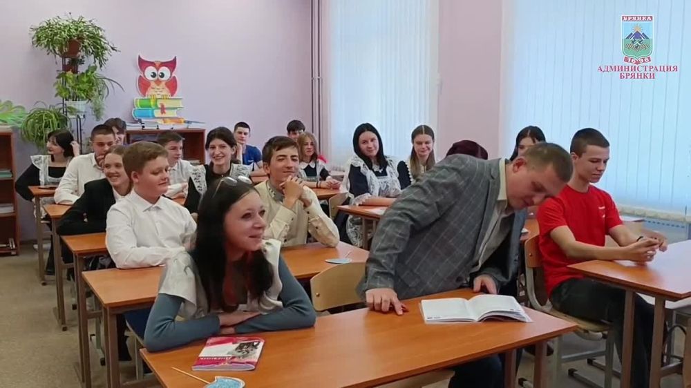 В рамках проекта "Классные встречи" "Движения Первых" в Брянковском УВК № 10 прошла встреча учащихся с главой муниципального образования городской округ город Брянка Луганской Народной Республики Евгением Морозовым