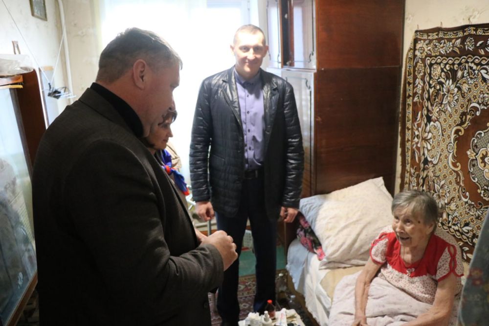 Игорь Дзюба: Сегодня совместно с куратором от шеф-региона Ивановской области Уткиным Алексеем Николаевичем и исполнительным секретарем Марковского МО ВПП «Единая Россия» Лозой Галиной Ивановной совершил выезд к жителям Марковского района категории 80+