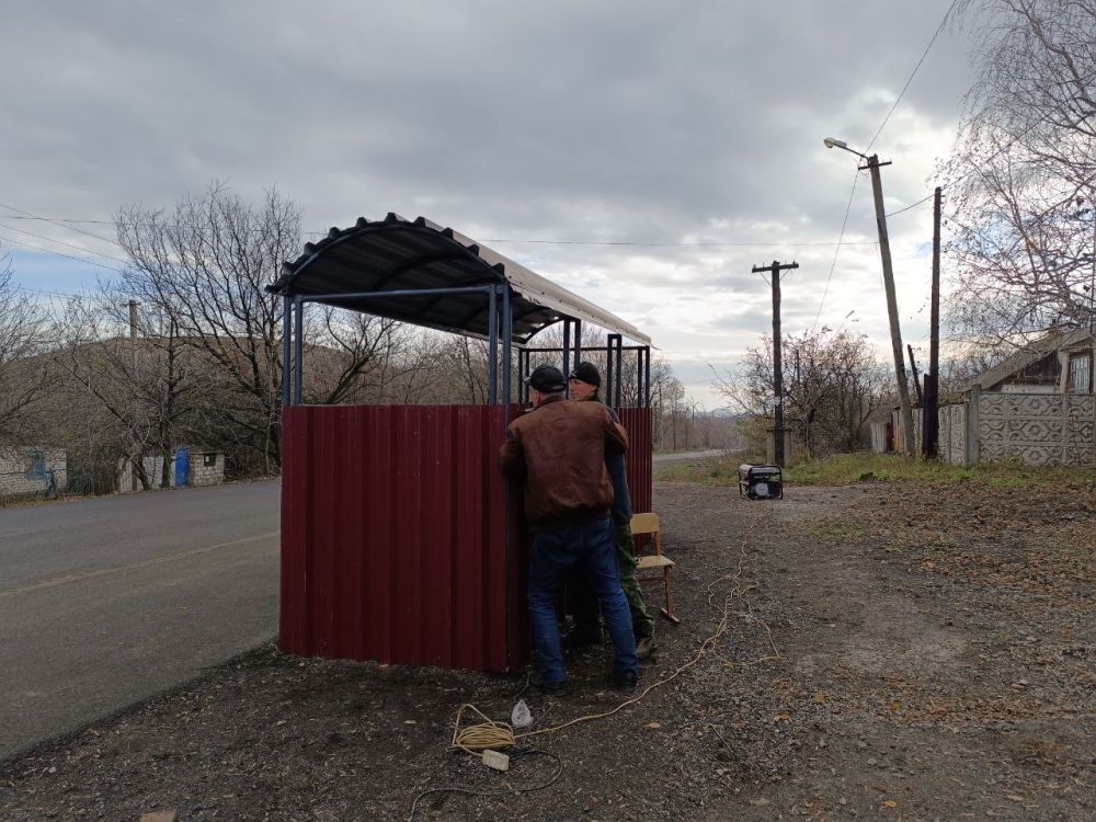 Евгений Морозов: Ещё один павильон ожидания городского транспорта установлен в Брянке в рамках реализации Народной Программы партии "Единая Россия"