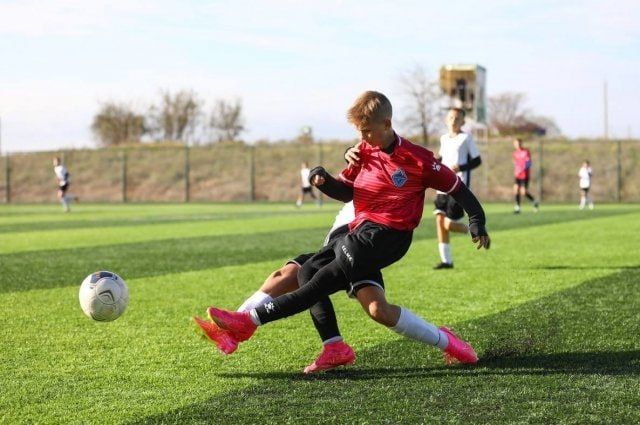 Министр спорта Олег Шеренешев в ходе прямой линии с жителями Республики рассказал о перспективах профессионального футбола ЛНР: